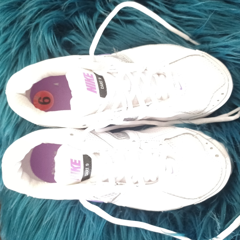 White nike tennis shoes